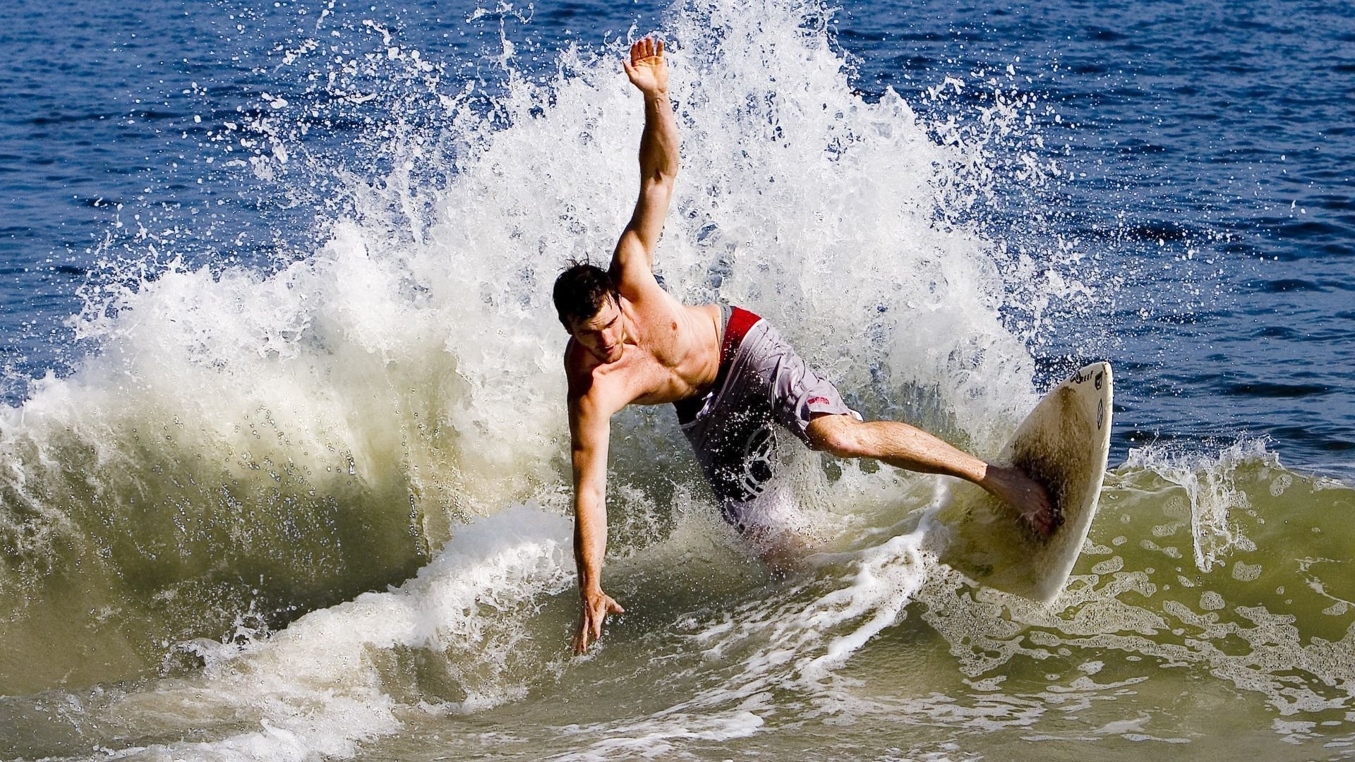 慢跑+捡垃圾环保赛 “Plogging”活动将路面垃圾装进奖牌袋