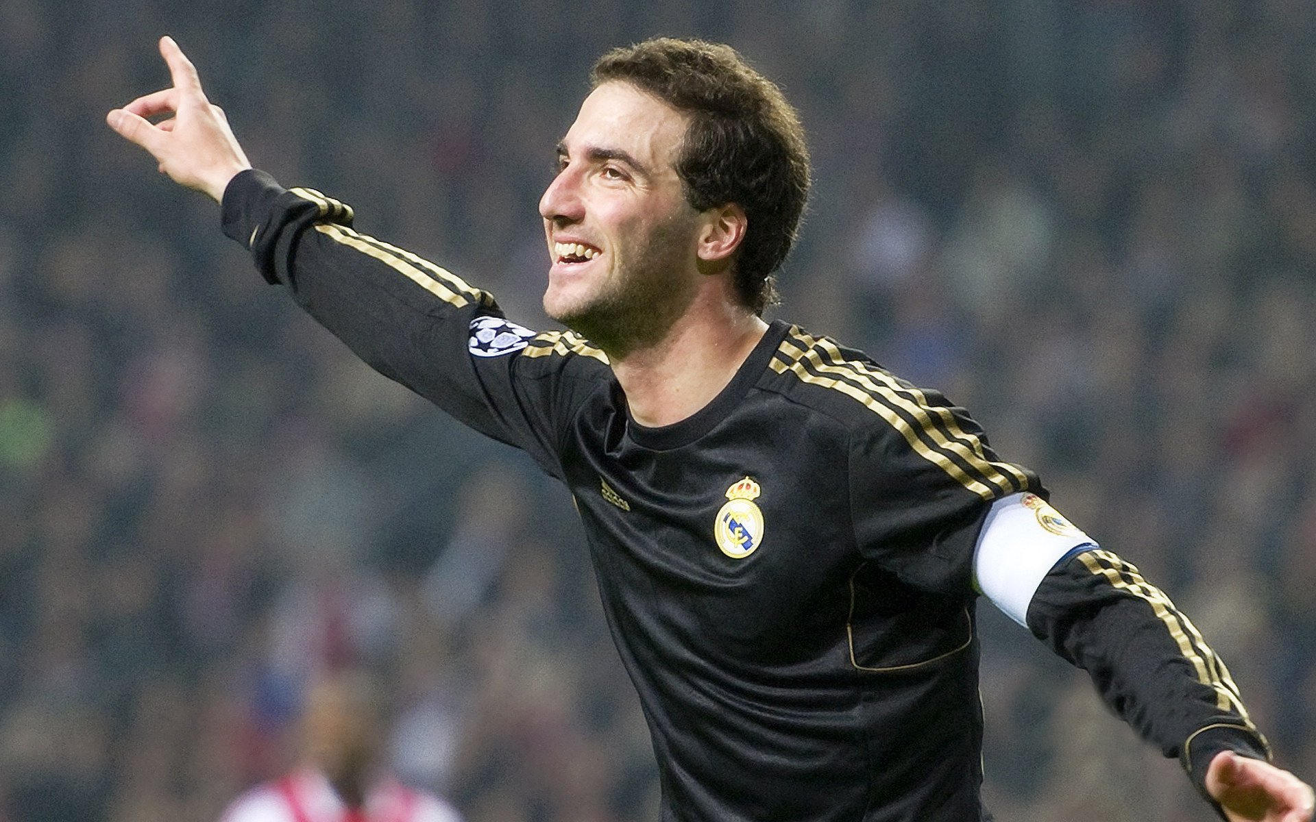 羽毛球单打比赛比分紧咬